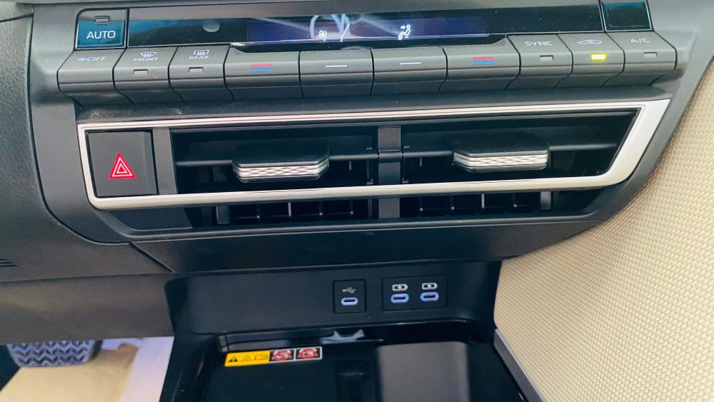 كامري LE هايبرد فضي كامري LE هايبرد فضي