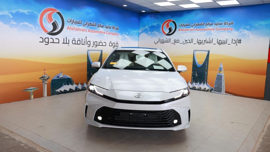 3192d1b3-5b42-4125-ab79-1ad0630dda31 تويوتا كامري ابيض
