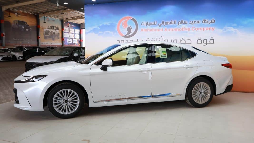 5c4e330d-ef38-4686-b439-ab852b423d13 تويوتا كامري ابيض